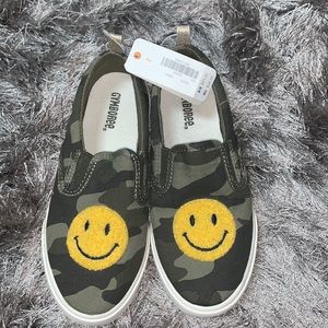 Girls size 2 sneakers camo smiley face NWT